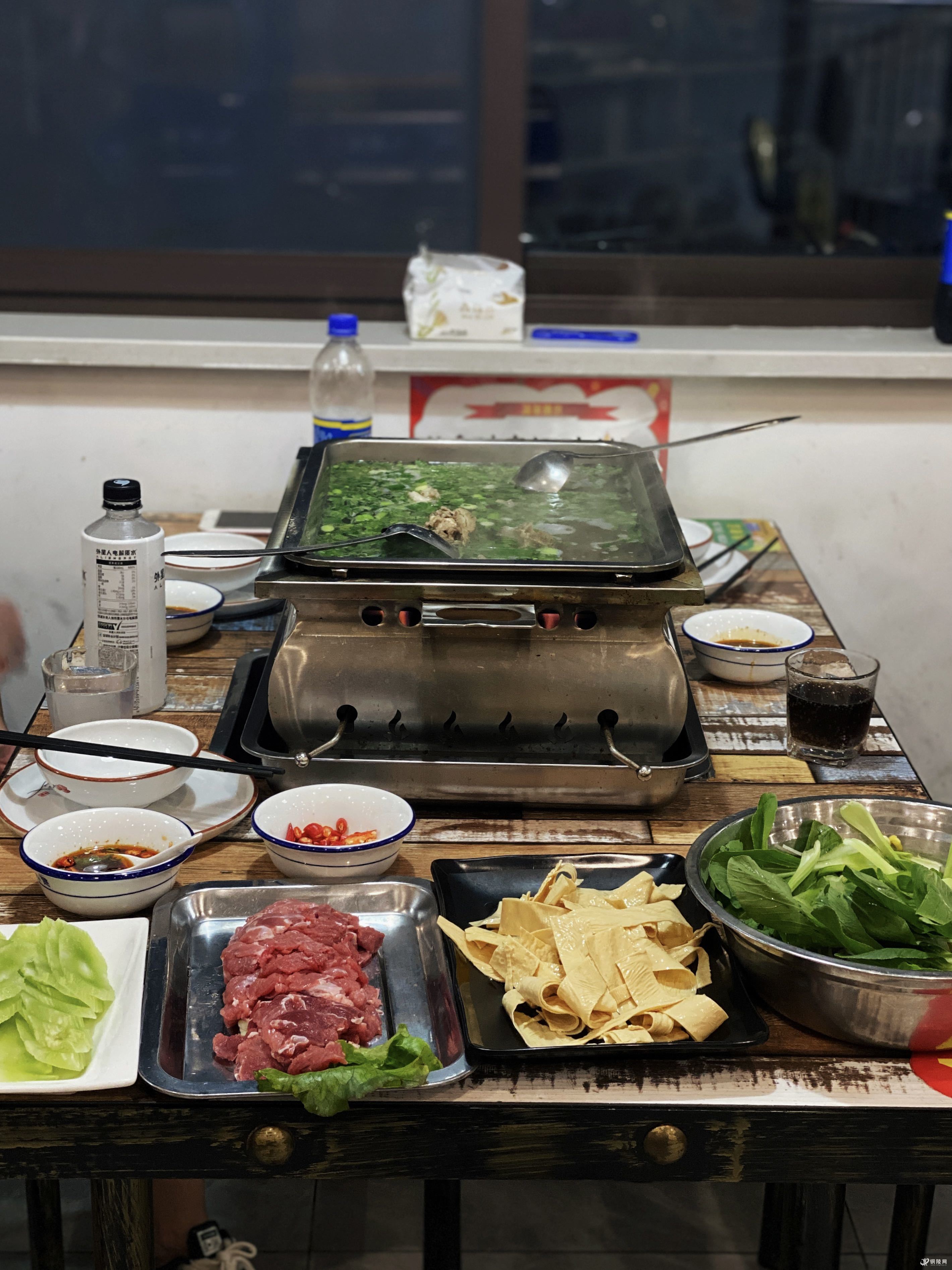 小方桌碳锅羊肉,和火锅有什么区别?