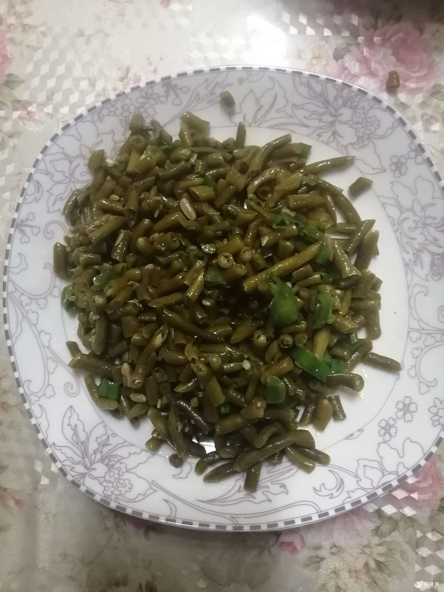 一盘咸豆角,调剂了晩餐的味道,增加了食欲,原来咸菜也这么美味.