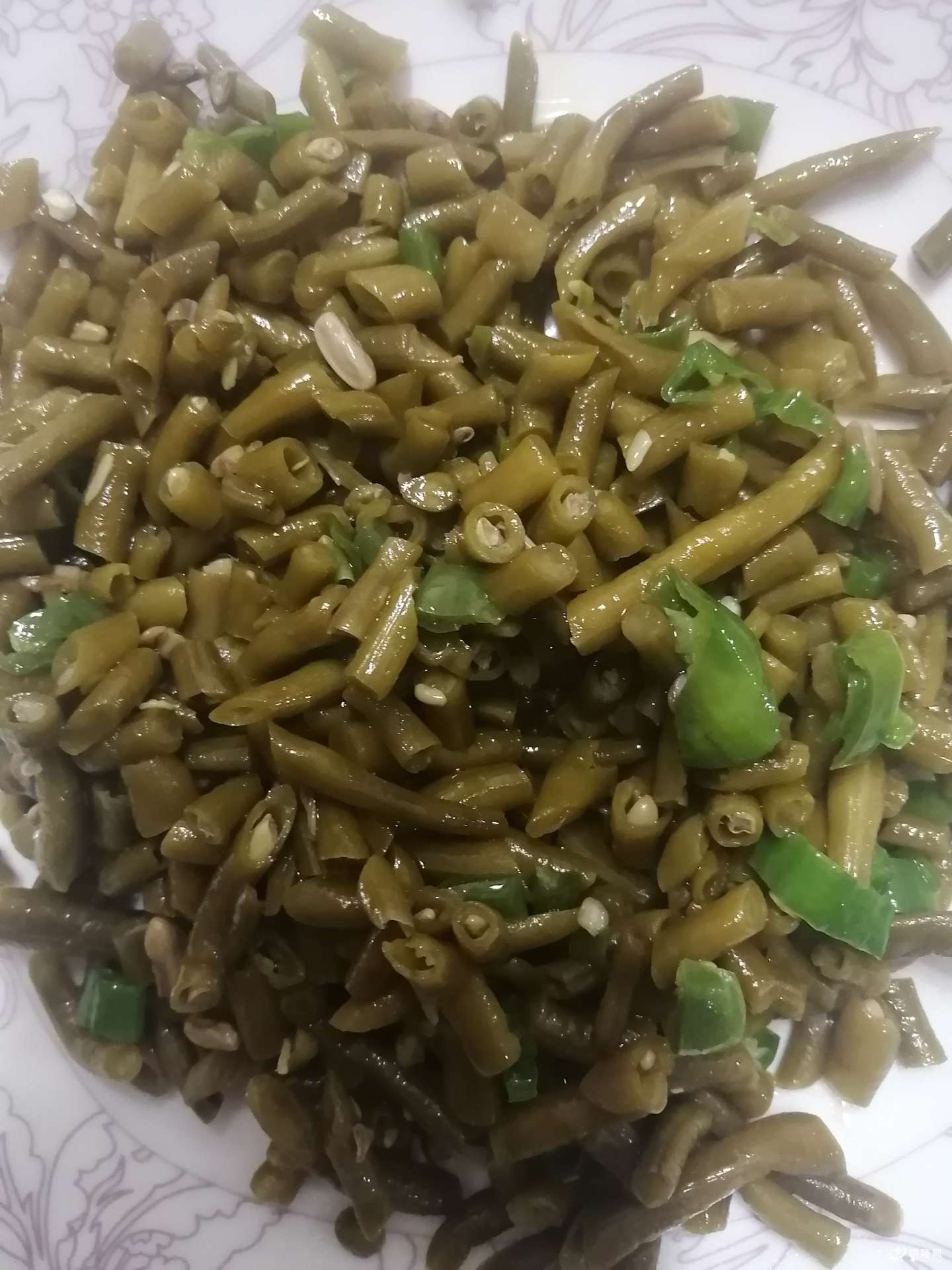 一盘咸豆角,调剂了晩餐的味道,增加了食欲,原来咸菜也这么美味.