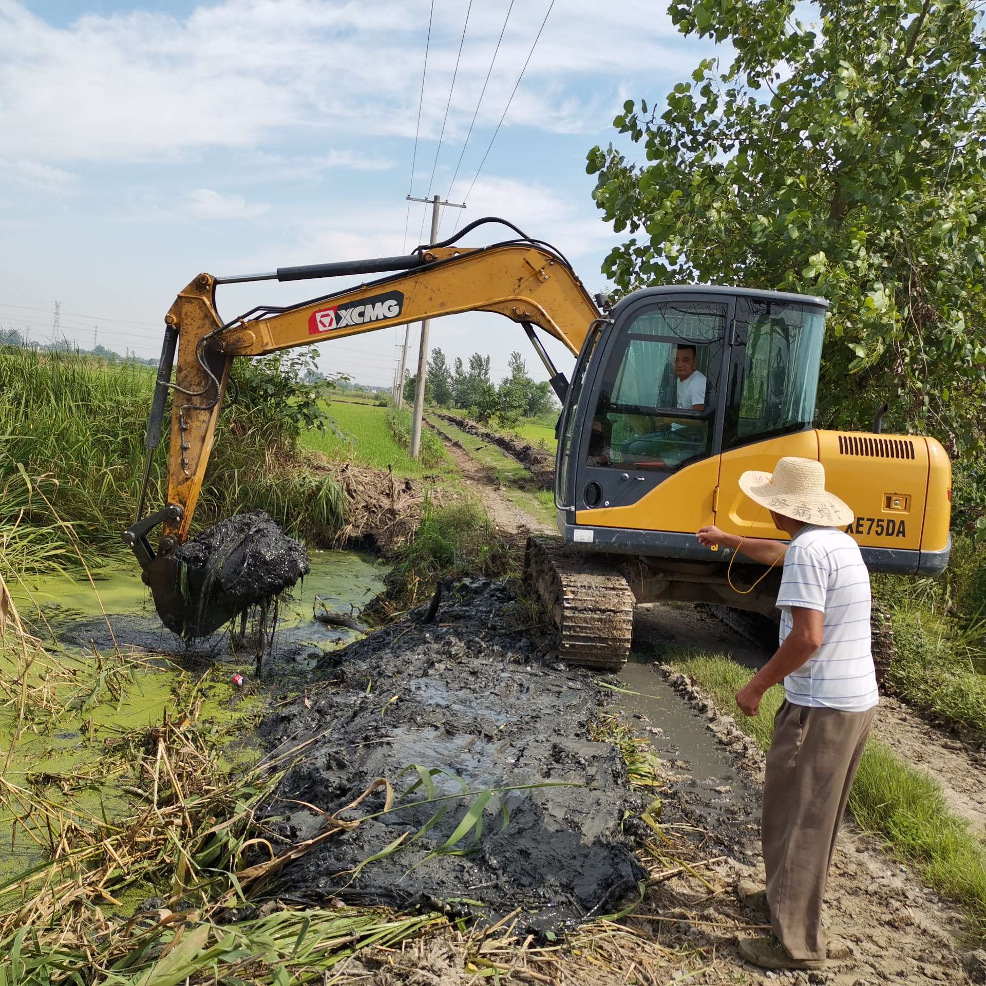 挖除淤泥杂物疏通沟渠提高排涝效率保作物丰产
